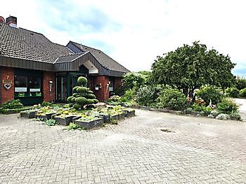 Klein Paradijs - Het Tuinpad Op / In Nachbars Garten