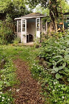 Kleine Gärtnerei im grünen Haus - Het Tuinpad Op / In Nachbars Garten